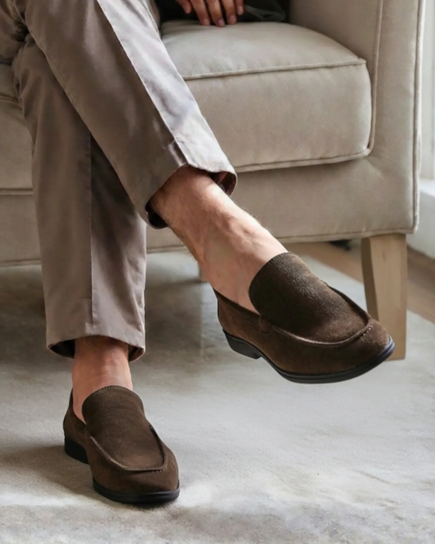 Mocassins en daim haut de gamme Old Money avec semelles noires, élégants et confortables pour homme, en taille 39 EU.