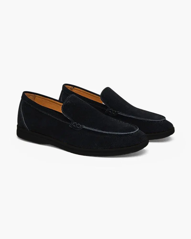 Chaussures mocassins en daim premium Old Money, noir avec semelles noires, vues de côté sur fond blanc.