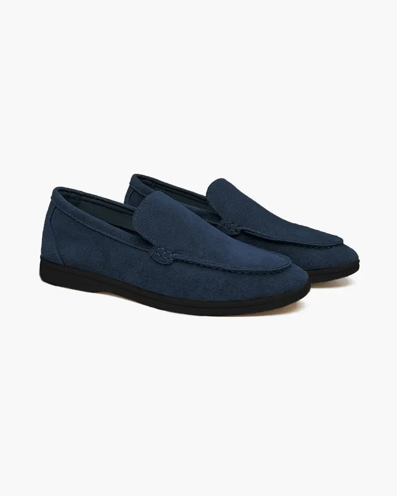 Mocassins en daim premium Old Money avec semelles noires, chaussures élégantes pour homme, vue de face sur fond neutre.
