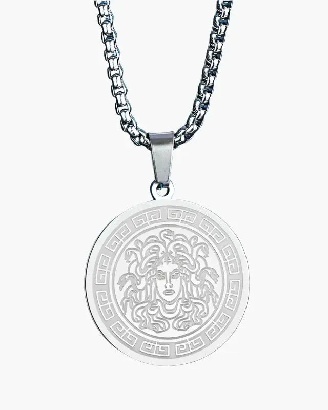 Chaîne longue Medusa en or et argent de la marque Old Money, détails de la médusa sur la chaîne en métal brillant.