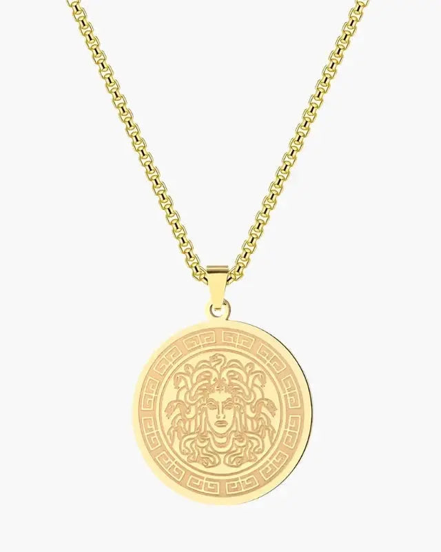 Chaîne longue Medusa en or et argent de la marque Old Money, détail de la médusa sur la chaîne en métal précieux.