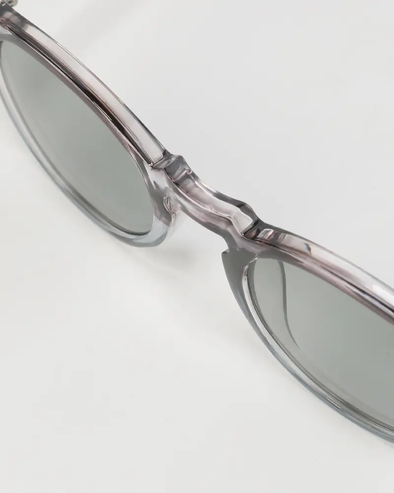 Lunettes de soleil Old Money polarisées avec monture transparente, style élégant et protection contre l’éblouissement.