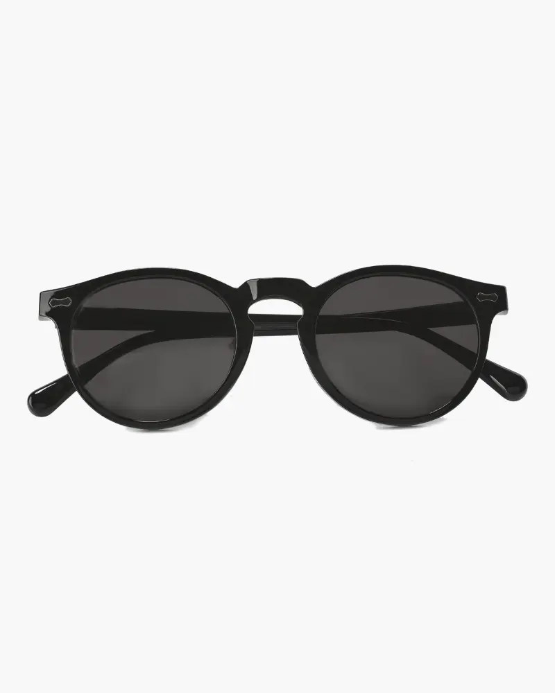Lunettes de soleil Old Money polarisées avec monture transparente et verres foncés, mode élégante et protection UV.
