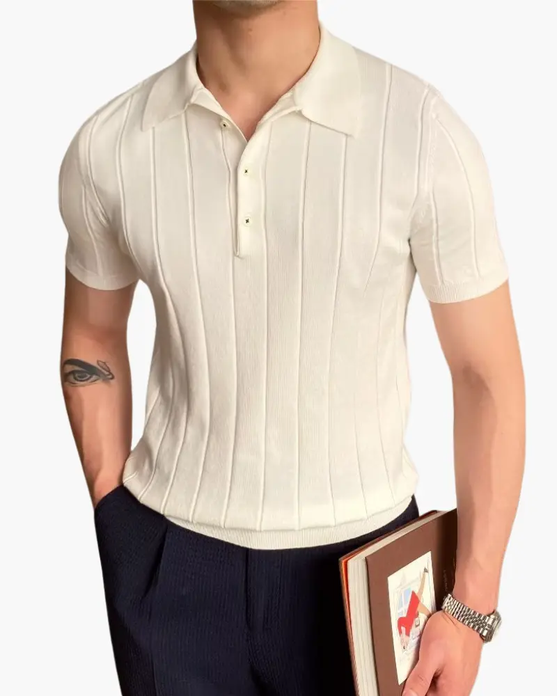 Polo en coton rayé blanc Old Money Cannes avec col classique et détails en relief, porté sur mannequin blanc.