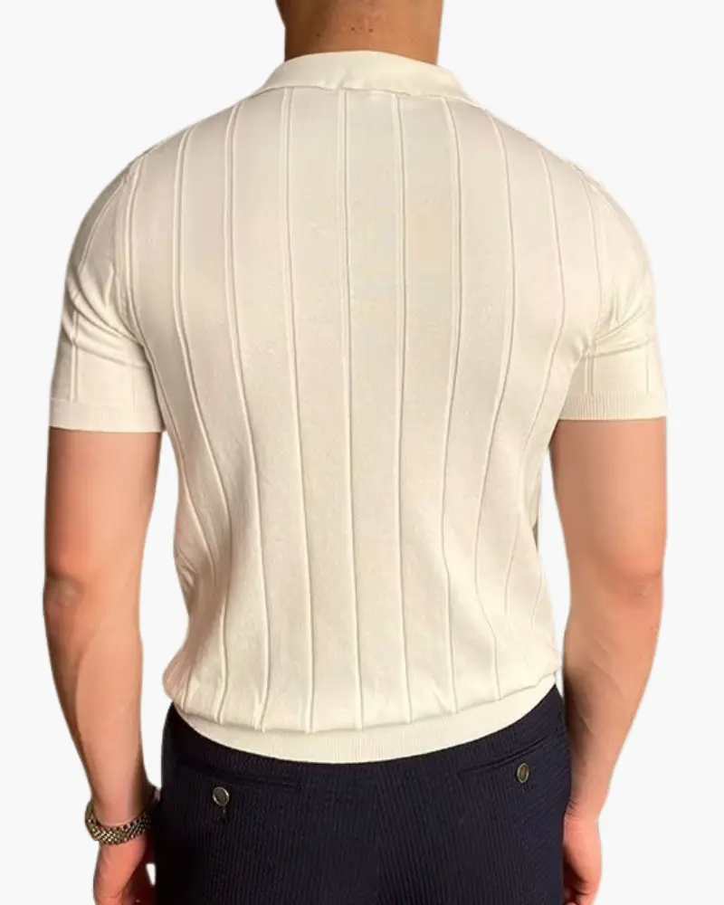 Polo en coton côtelé blanc Old Money, style classique, visible sur mannequin avec col et boutons.