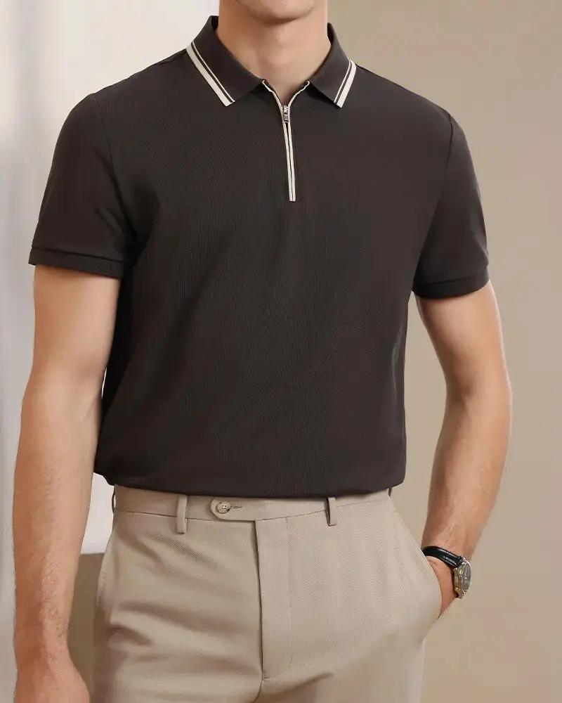 Polo Ridgeway Zip blanc Old Money en coton, col à fermeture éclair, porté par un mannequin.