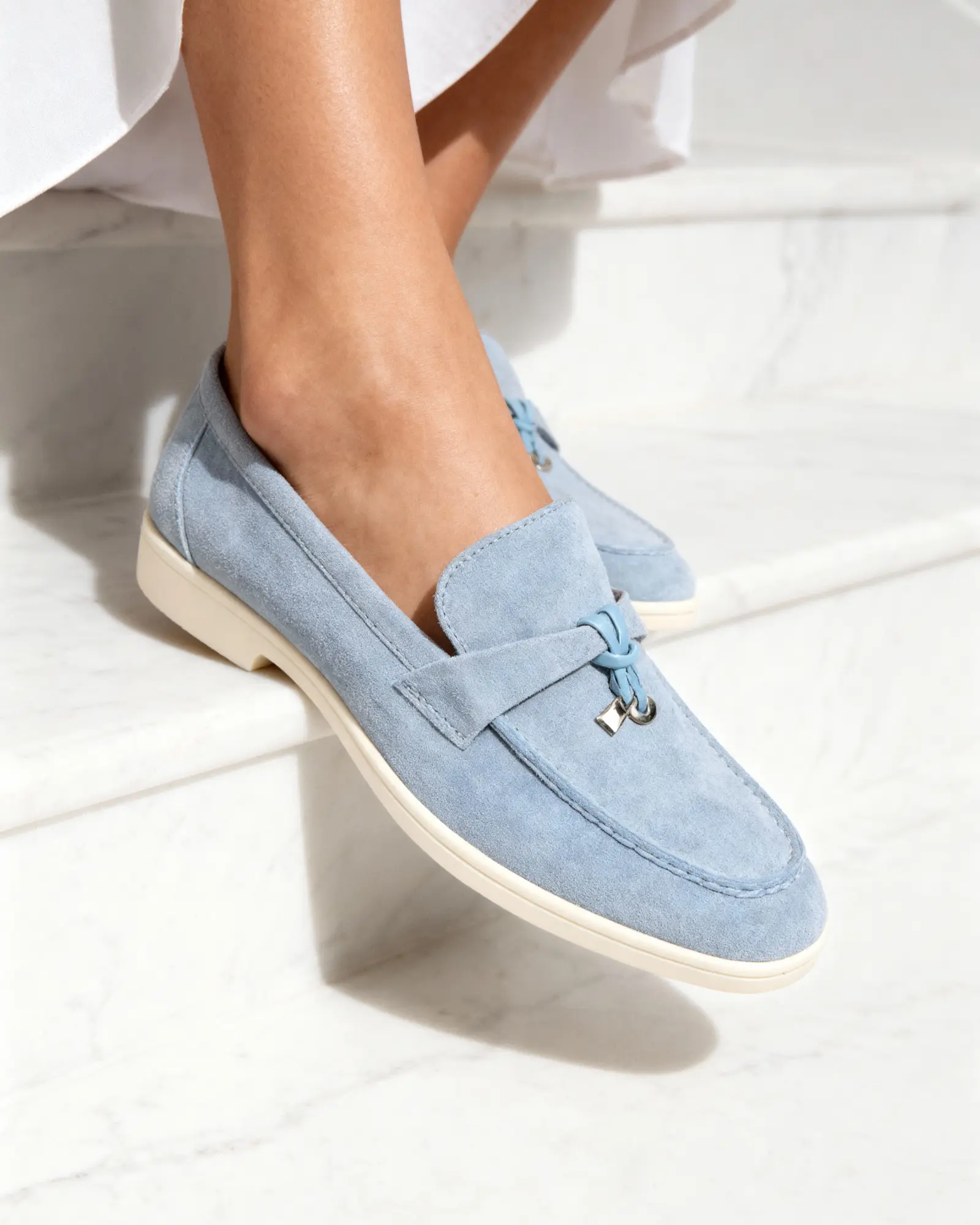 Mocassins en daim beige Old Money pour femme, chausser confortablement avec style et élégance.