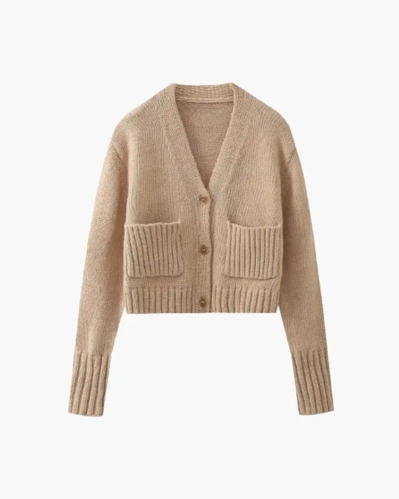 Cardigan beige en tricot douillet avec poches, par Old Money Women, vêtement chaud et confortable pour femmes.