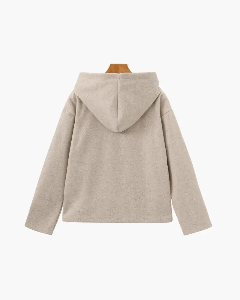 Manteau en laine beige Marlow avec fermeture éclair, porté par une femme, style élégant et chaud, de la marque Old Money Women.