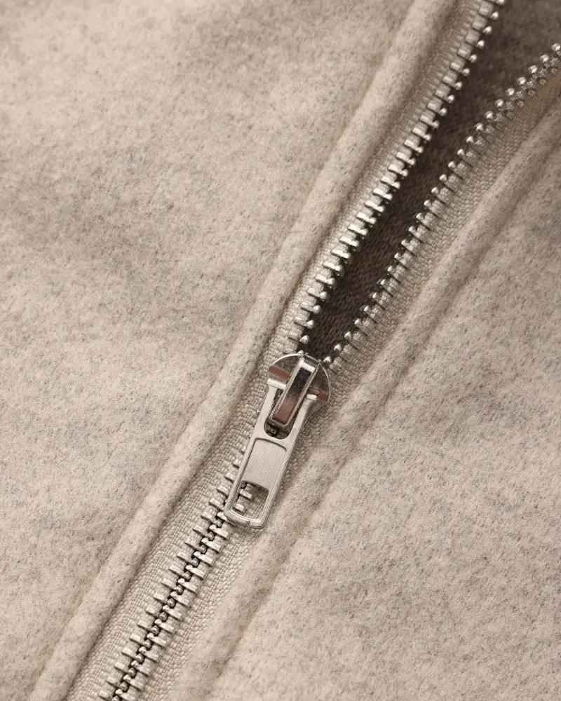 Manteau beige en laine Marlow avec fermeture éclair de la marque Old Money Women, porté ouverte, visible dans l'image.