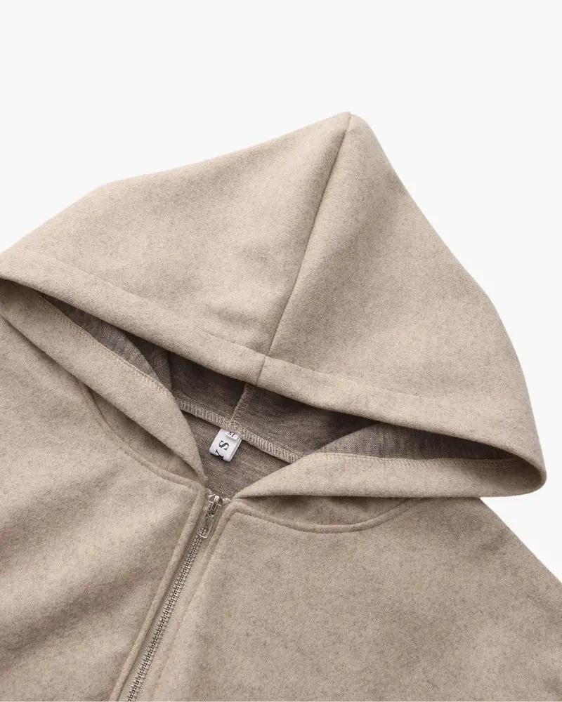 Manteau beige en laine Marlow avec fermeture éclair, porté par une femme, style élégant et chaud, de la marque Old Money Women.