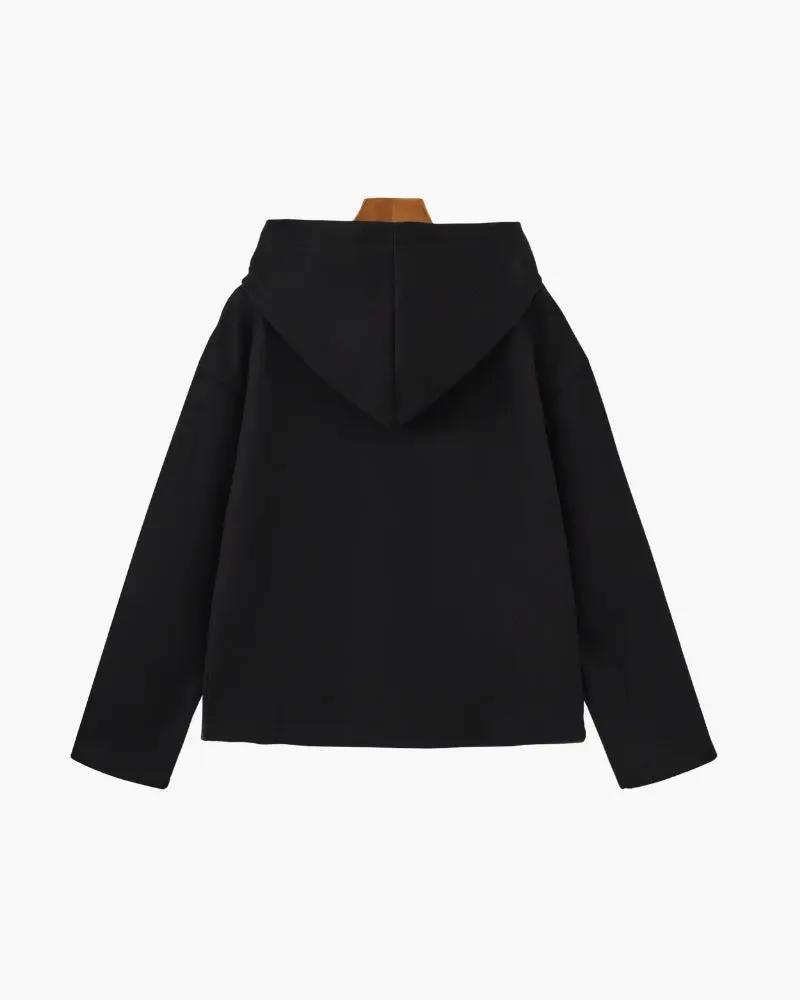 Manteau beige en laine Marlow avec fermeture éclair, pour femmes, de la marque Old Money Women, porté dans une pose debout.