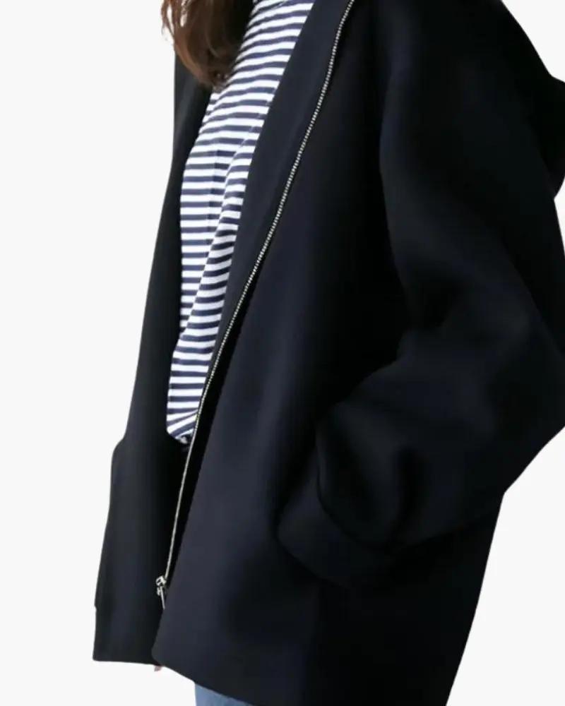 Manteau en laine beige Old Money Women Marlow avec fermeture éclair, style élégant et chaud, porté en hiver.