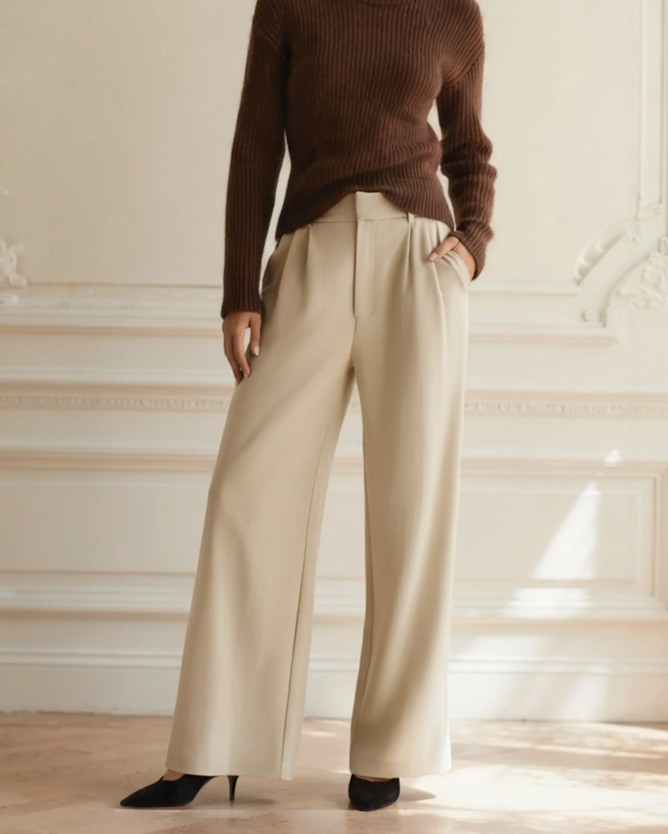 Pantalons larges beige Serena de Old Money Women, style décontracté avec jambes amples et taille haute, tissu léger et élégant.