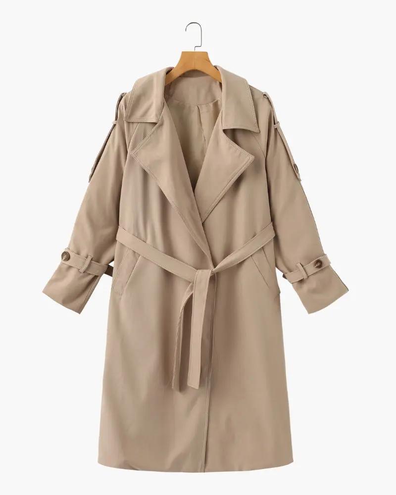 Manteau trench beige Heritage de Old Money Women porté par une femme, détail élégant et coupe classique.