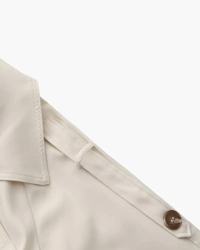 Manteau trench beige Heritage Trench pour femmes de Old Money Women, coupe classique et style élégant.