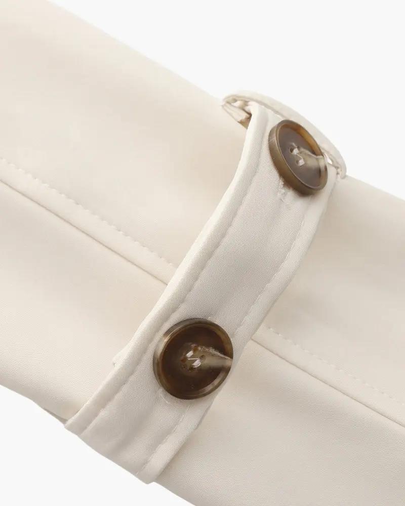 Trench beige Heritage pour femmes Old Money Women, veste classique élégante avec ceinture et boutons, vue de face.