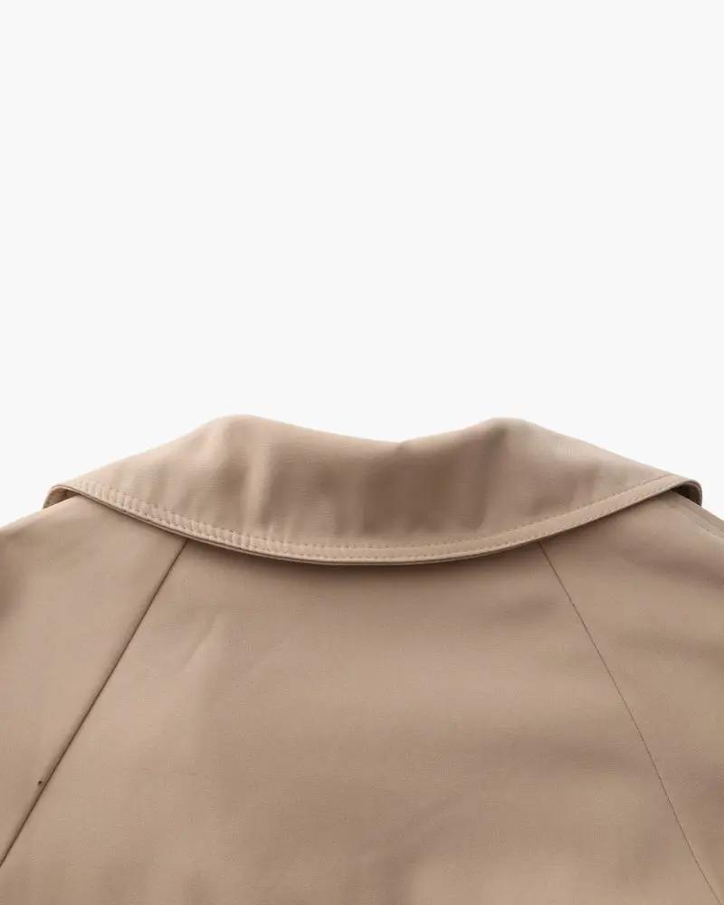 Manteau trench beige Heritage Trench de Old Money Women, vue de face, tissu léger et coupe élégante pour femmes.
