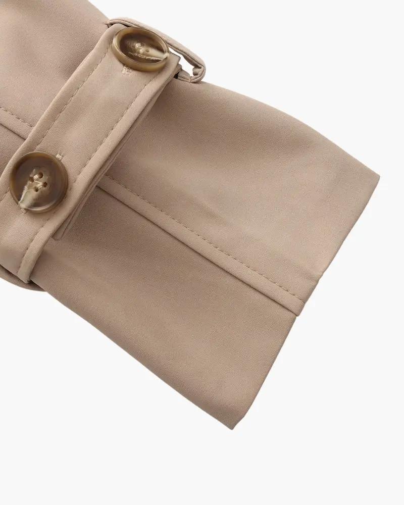 Manteau trench beige Heritage Trench pour femmes de la marque Old Money Women, vue en gros plan.