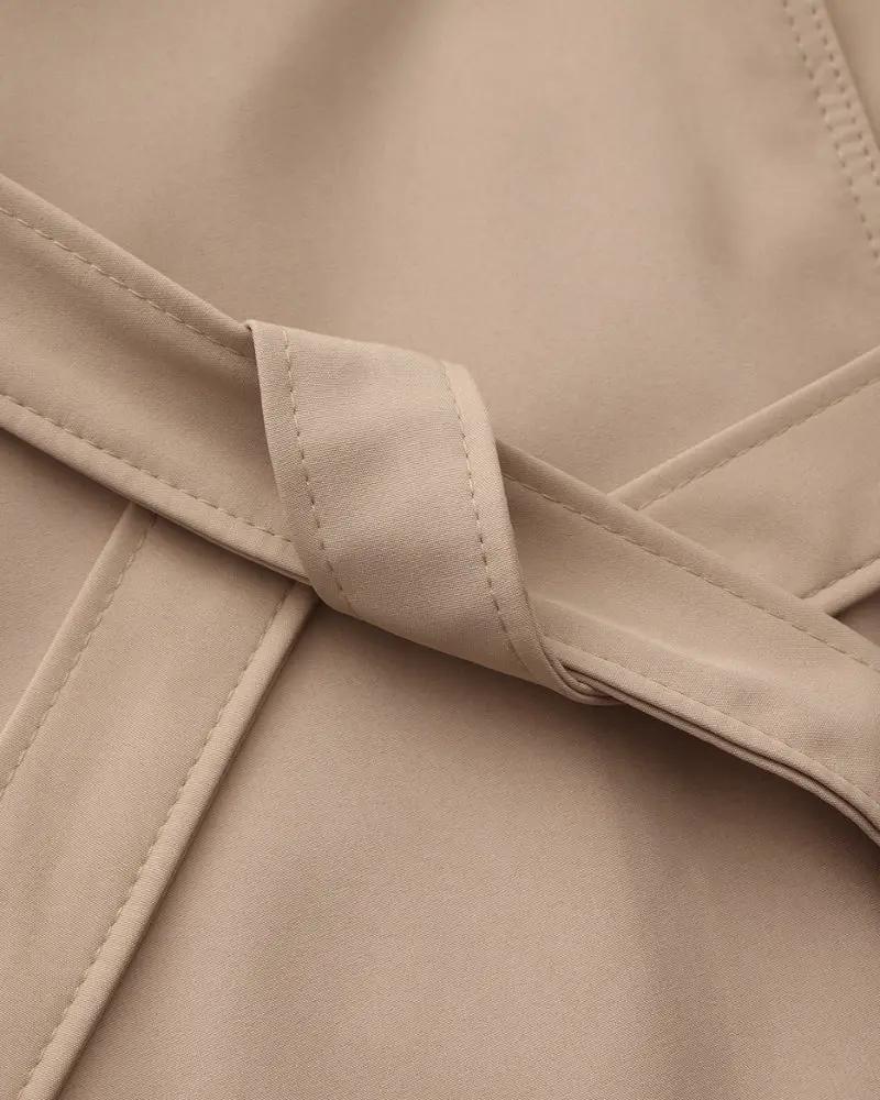 Trench beige Heritage de Old Money Women, coupe classique, tissu léger, porté en extérieur.