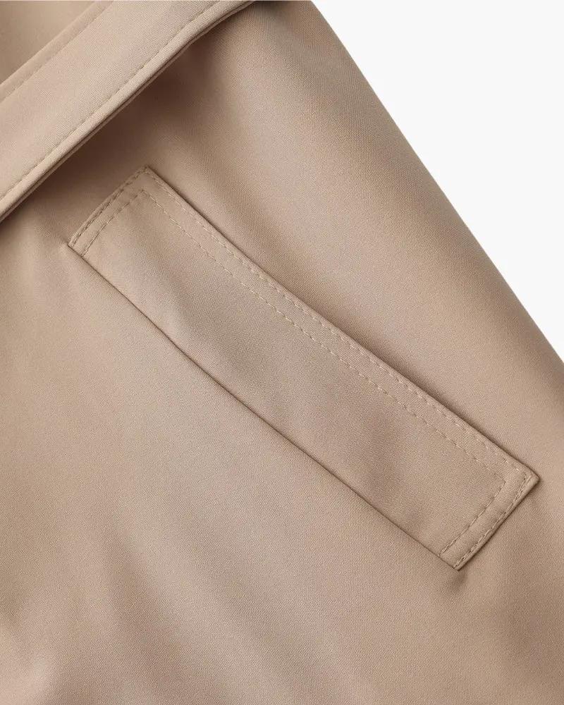 Manteau trench beige Heritage Trench pour femme de la marque Old Money Women, vue en gros plan sur le tissu et le design élégant.