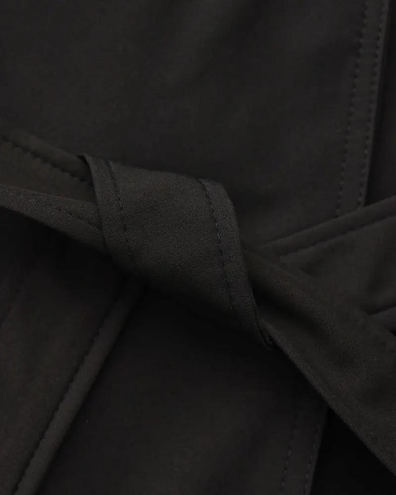 Manteau trench beige Heritage Trench pour femmes de la marque Old Money Women, vue en détail sur un fond neutre.