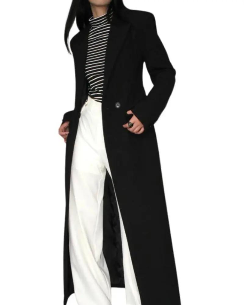 Manteau noir Old Money Women, coupe élégante, tissu épais et chaud, porté par une femme, vue de face.