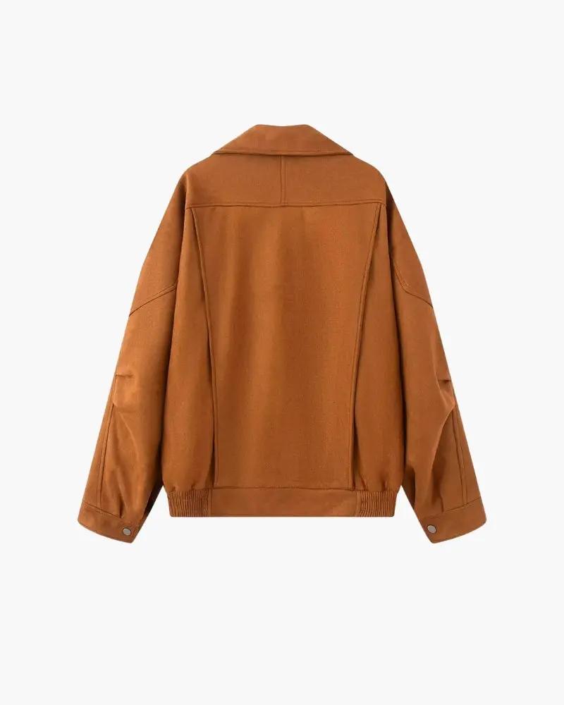 Veste en daim vintage pour femme Old Money, coupe drapée et couleur marron, détails élégants et style classique.