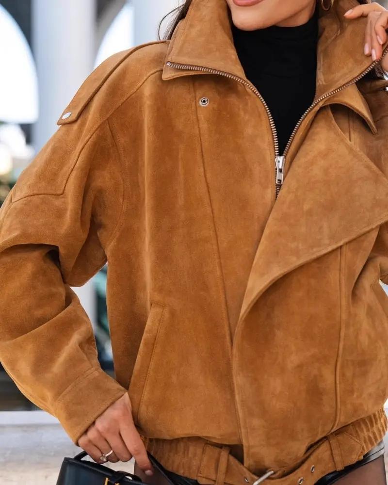 Veste vintage en daim marron pour femme, style drapé, de la marque Old Money Women, vue de face.