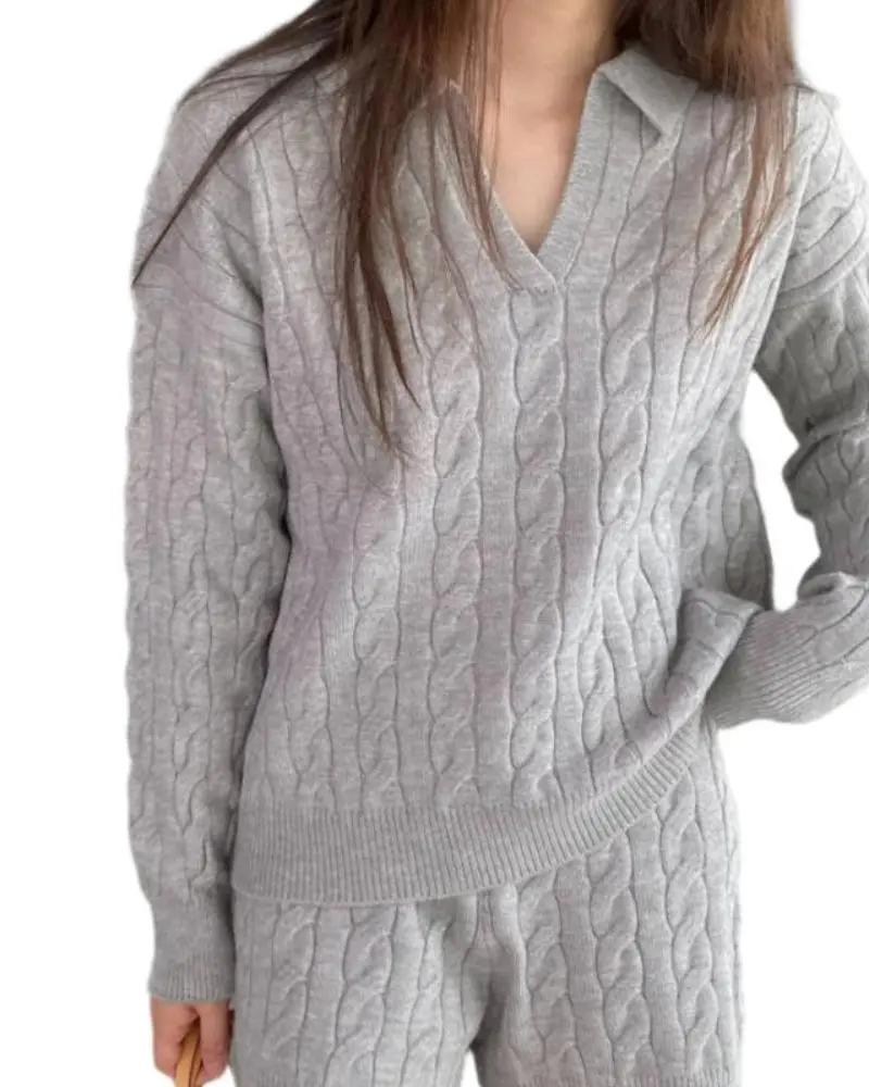 Pull en laine premium gris pour femme Old Money avec col en V, tricoté, élégant et confortable.