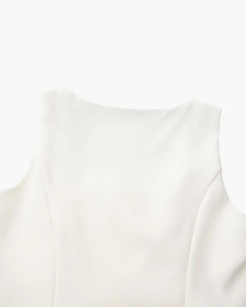 Ensemble Valencia de Old Money Women, vêtements élégants pour femmes avec détails sophistiqués, vue de face.