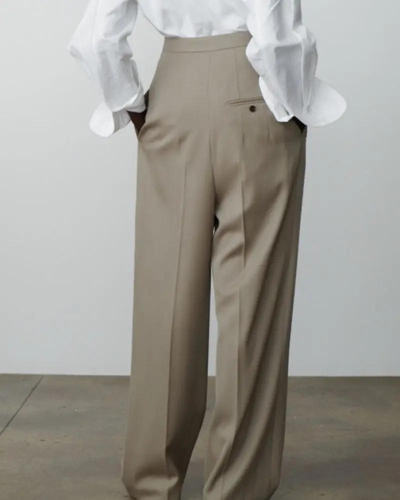 Pantalon en laine oversize de Old Money Women, coupe ample et confortable, couleur neutre, porté avec un style décontracté.