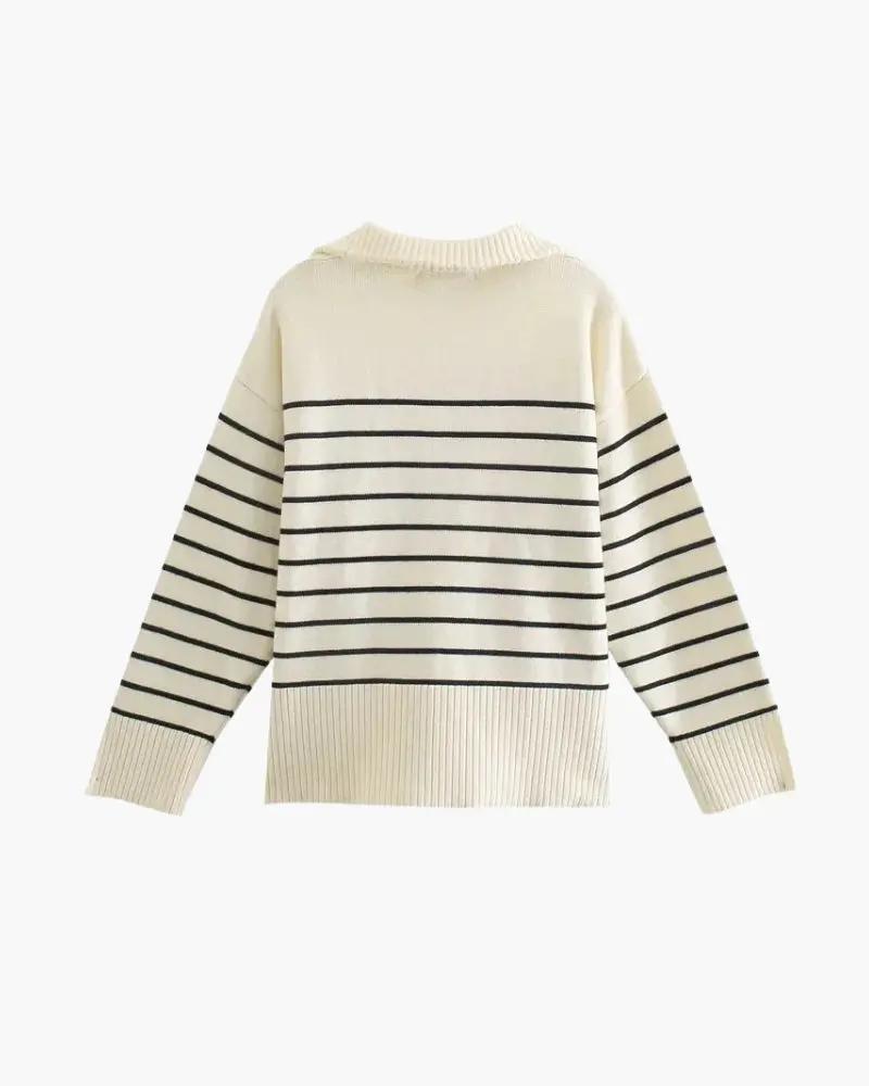 Pull en maille chic Old Money Women, coupe ajustée, avec détails élégants, porté sur un mannequin.