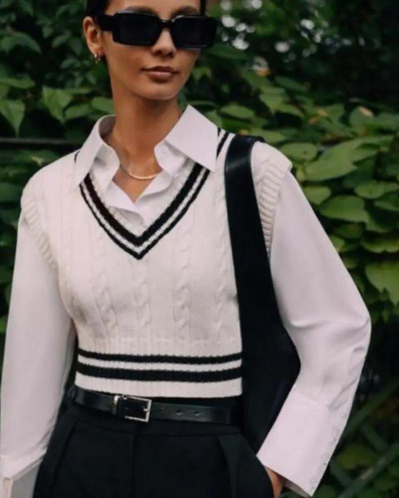 Gilet en maille blanc pour femme de la marque Old Money Women, style élégant et classique, porté sur un vêtement en dessous.