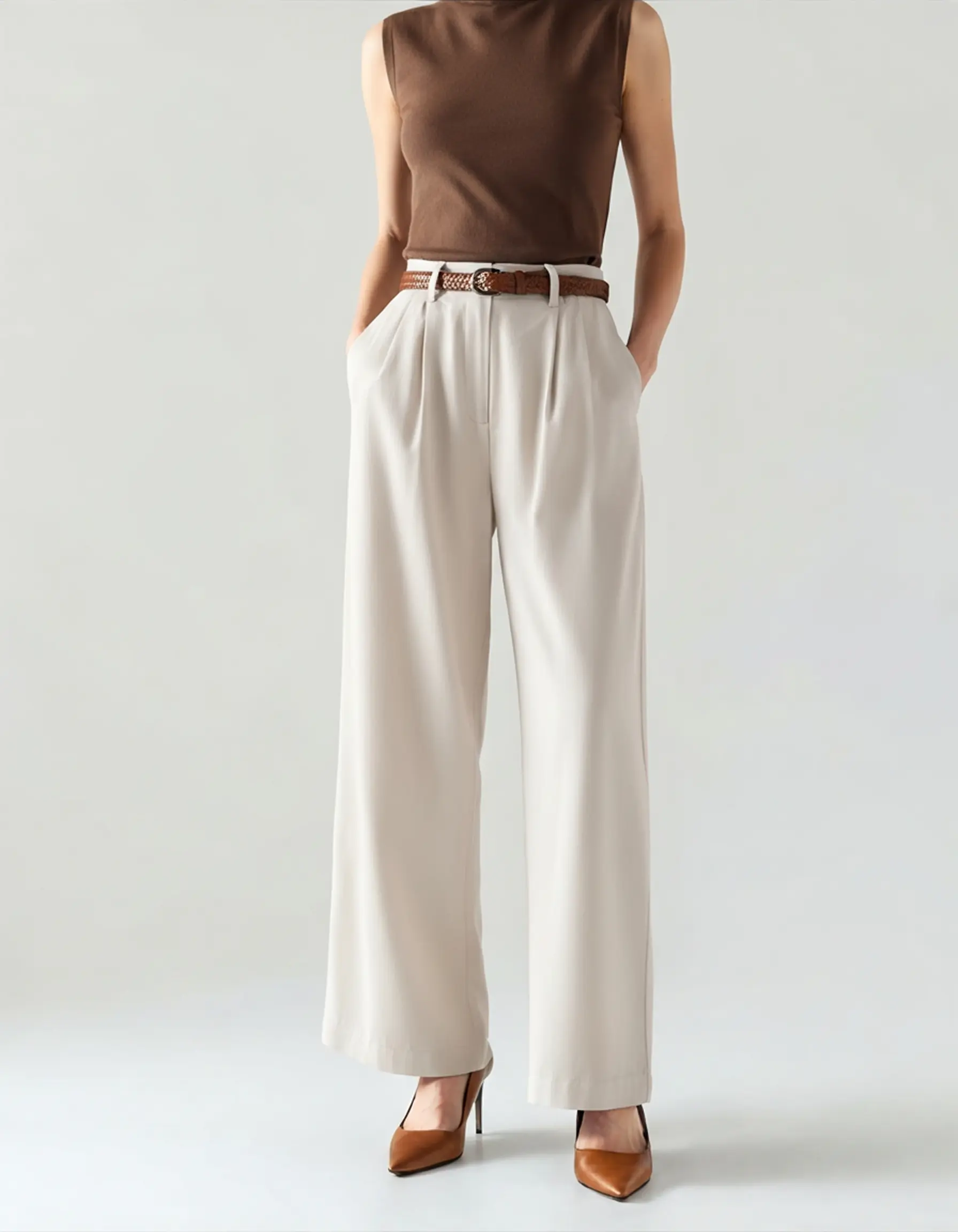 Pantalons Capri blancs pour femmes de la marque Old Money Women, coupe décontractée et élégante.