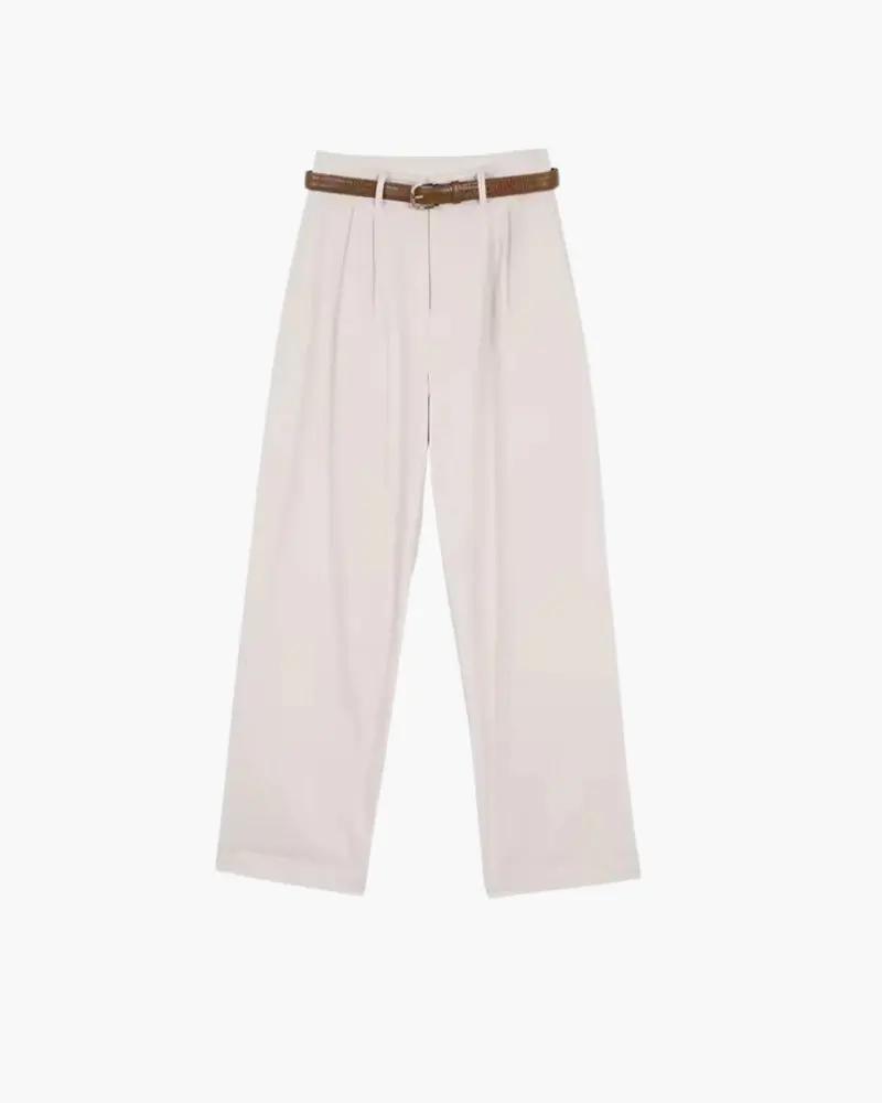 Pantalons Capri blancs pour femmes de la marque Old Money Women, coupe élégante et tissu léger visible dans l’image.