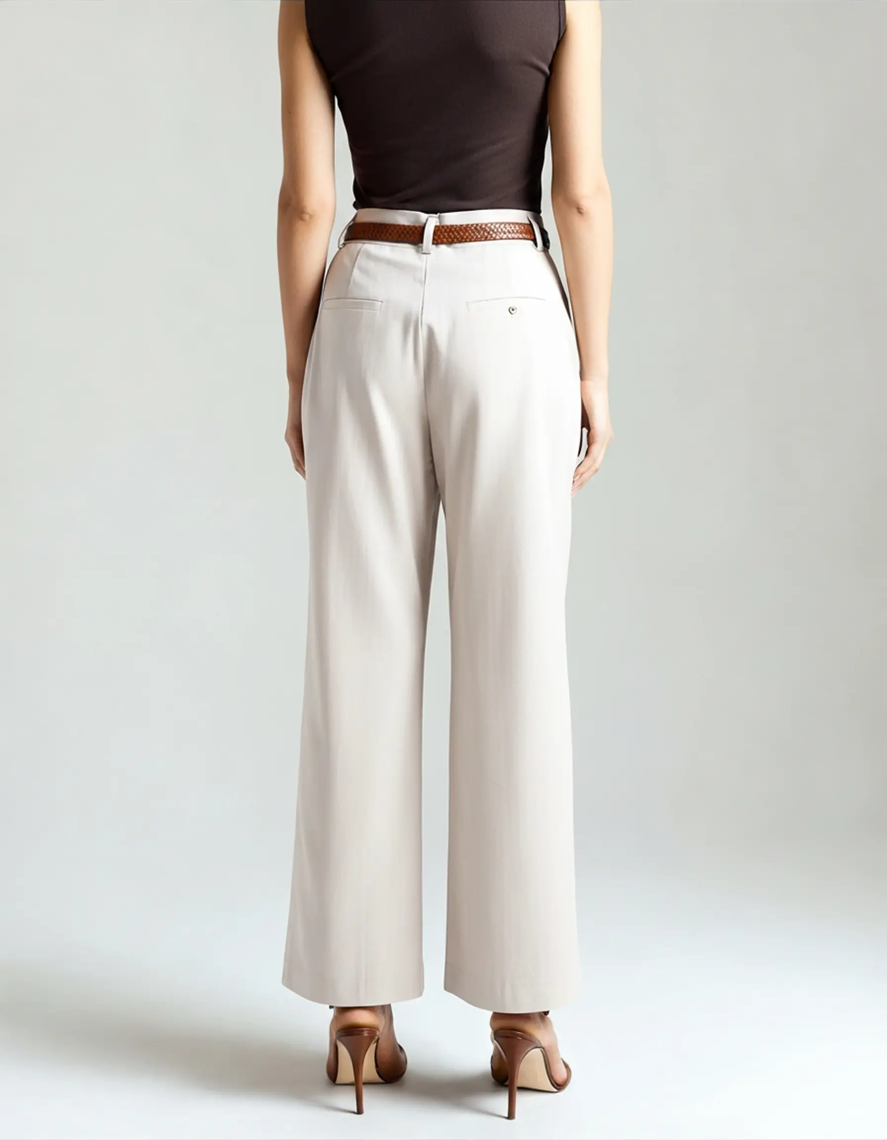 Pantalons Capri blancs pour femmes de la marque Old Money Women, vue portée avec coupe élégante et tissu léger.