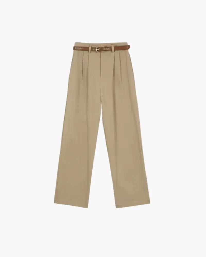 Pantalons Capri blancs pour femmes de la marque Old Money Women, coupe élégante et tissu léger visible dans l'image.