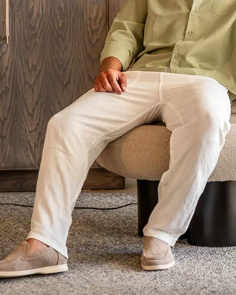 Pantalon en lin beige Marrakech Slim Fit de Old Money Worldwide, vue de face, décontracté et élégant.