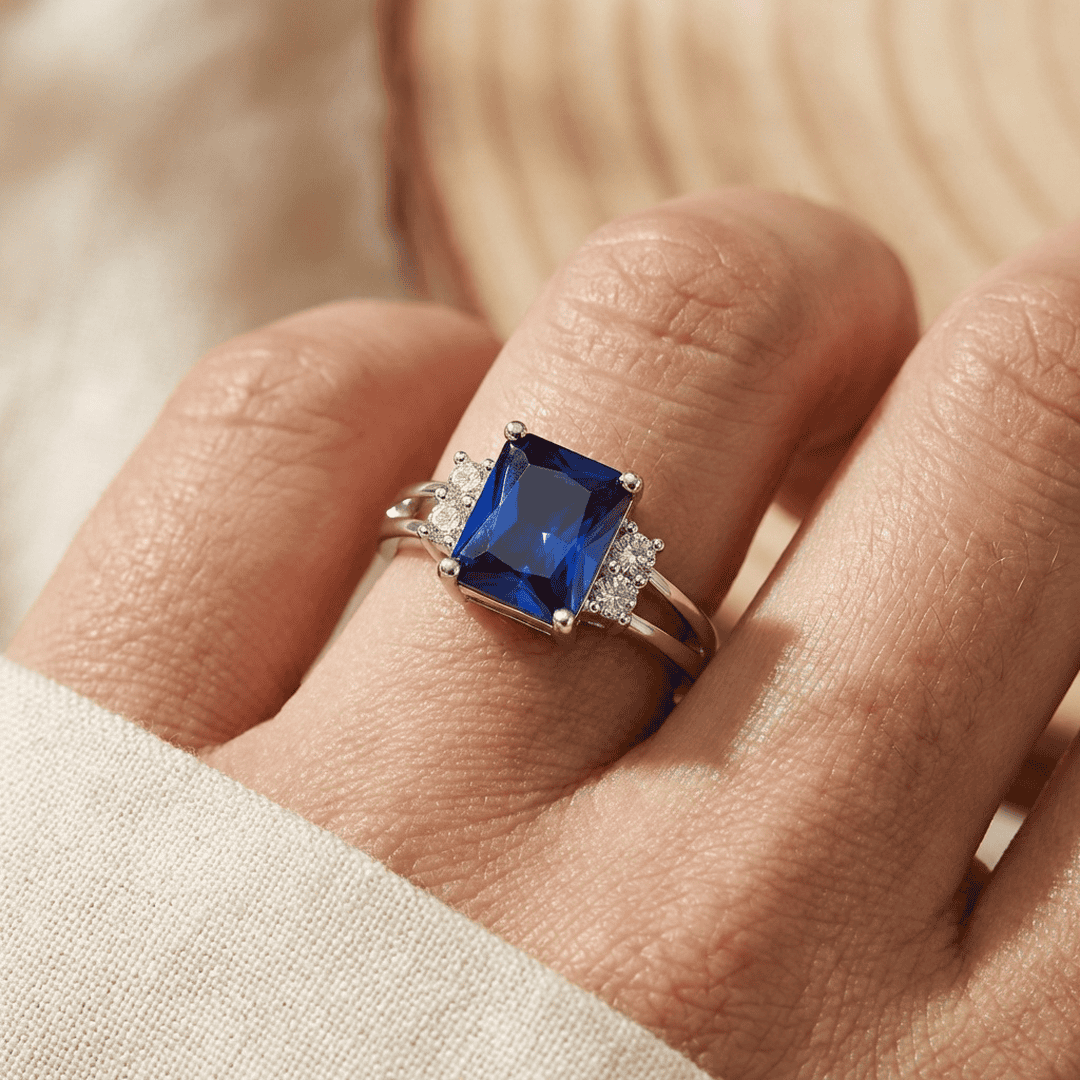 Bague en saphir octogonal de Danoir Paris, anneau en or avec pierre précieuse bleue, vue dégagée de la bague sur fond blanc