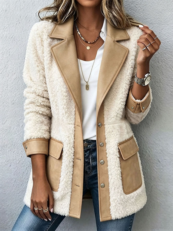 Veste en fleece Teddy Chic contrastée de Danoir Paris, avec détails en tissu doux et finition élégante.