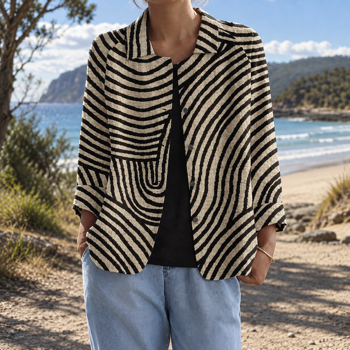 Blazer ouvert à rayures de la marque Danoir Paris, élégant et léger, avec motif rayé noir et blanc, porté en style décontracté.