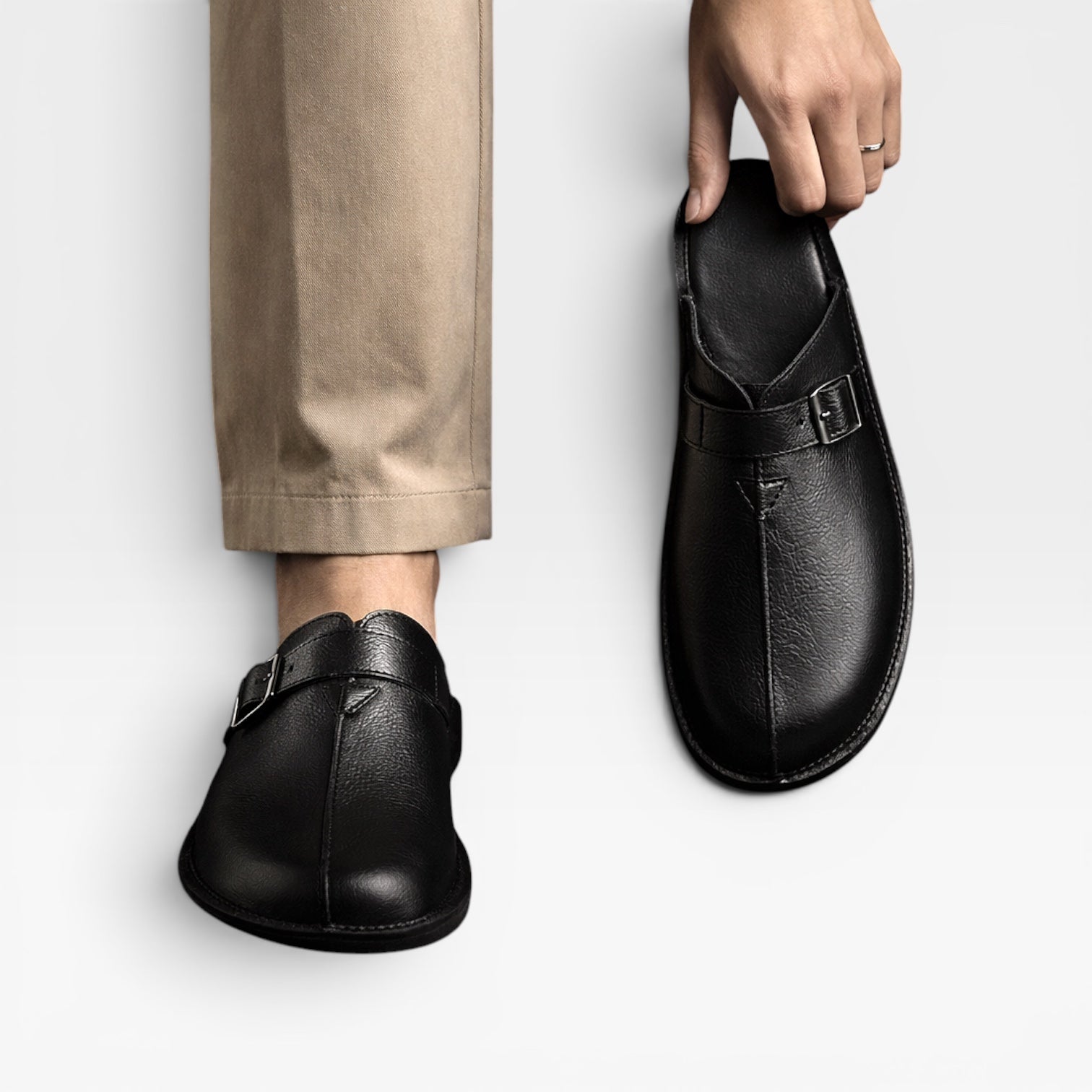 Mules en cuir pour hommes Danoir Paris, sandales d'été à enfiler avec bride à boucle, visibles sur l'image.