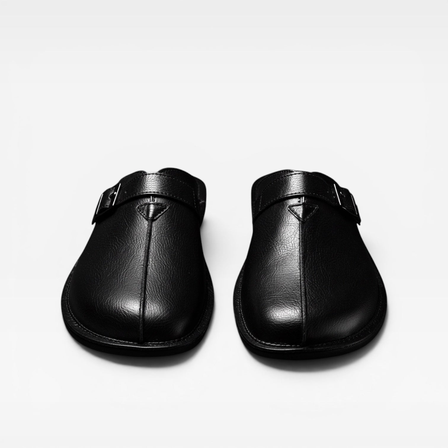 Sandales en cuir Danoir Paris pour hommes, mules d'été à enfiler avec bride à boucle, visibles sur la photo.