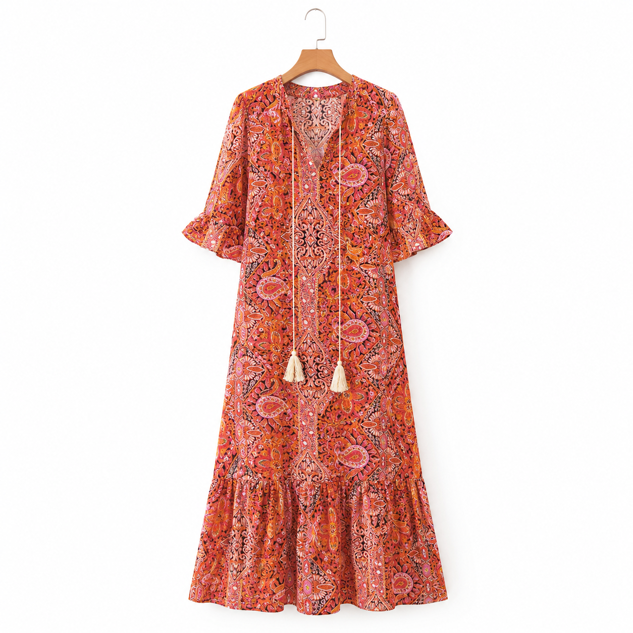 Robe boho chic Gene de Danoir Paris avec motifs floraux et détails en dentelle, portée par un mannequin.