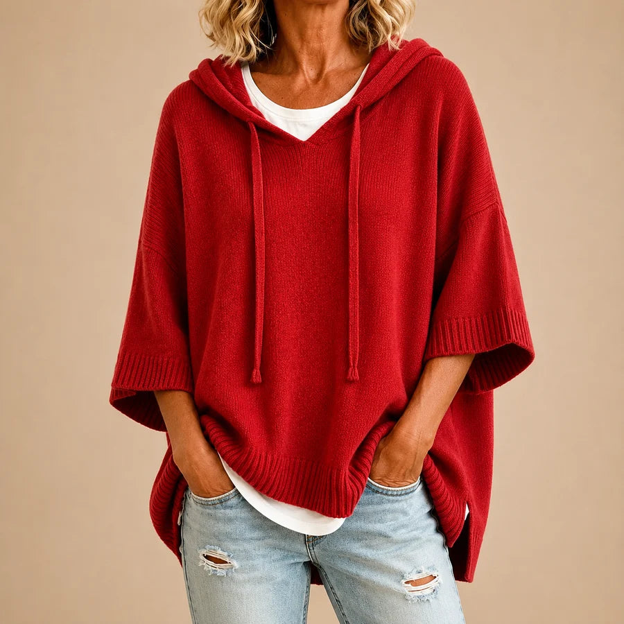 Poncho en tricot bleu marine avec capuche de la marque Danoir Paris, doux et chaud, porté en plein air.