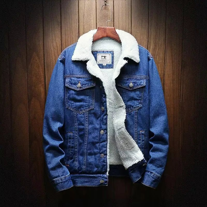 Veste en denim iconique Danoir Paris, coupe classique, tissu bleu foncé avec poches et boutons apparents, style tendance.