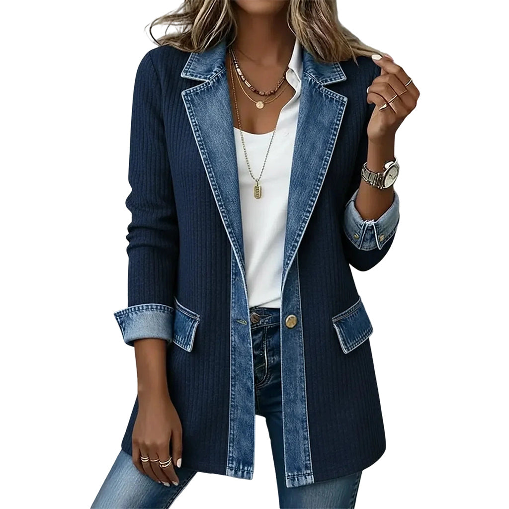 Veste en jean élégante Greta™ pour femmes avec inserts tricotés, de Danoir Paris, montrant le design moderne et détails en tissu.
