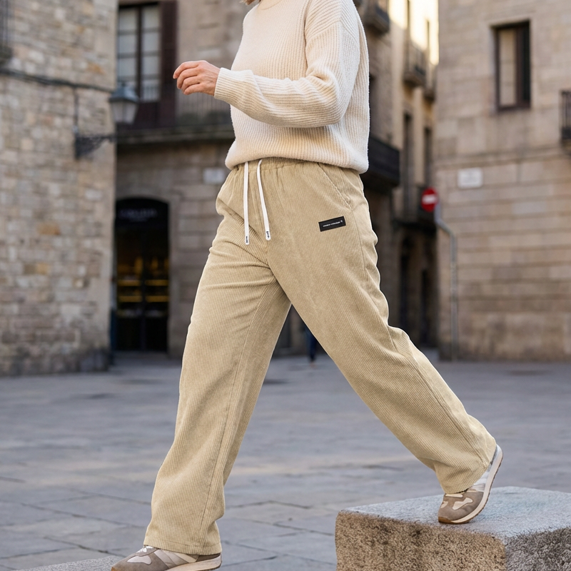 Pantalon large confortable Danoir Paris pour dames, tissu doux et coupe décontractée, porté en image.