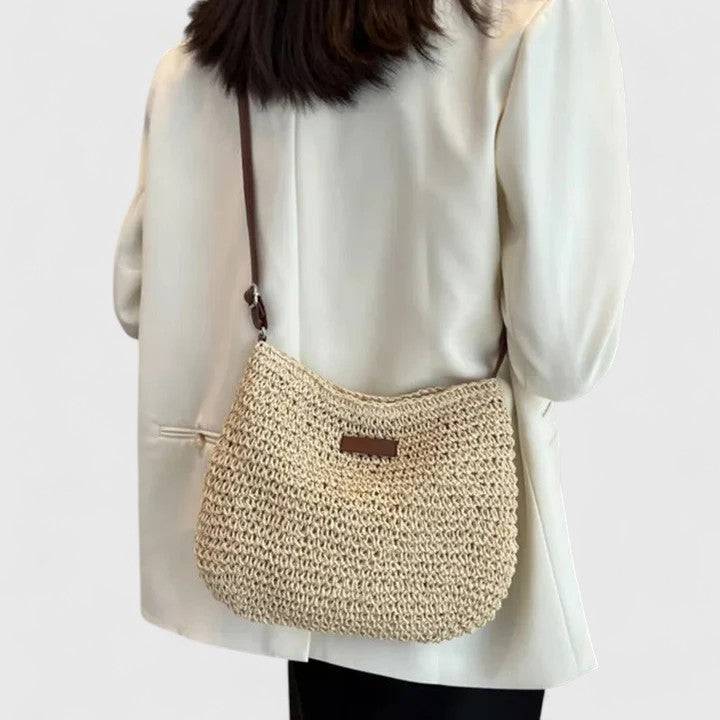 Sac élégant Kathy de Danoir Paris en cuir noir avec poignée en or et détail sophistiqué, vue de face.